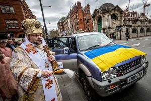 Лондон: владика Гліб(Лончина) освятив автомобілі для АТО.(ФОТО)