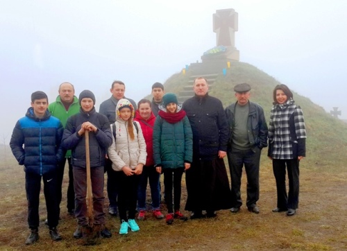 Акція “Посади дерево миру”.(ФОТО)