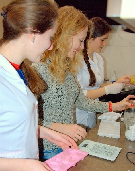 На Полтавщині молодь почала виготовляти екомило (ВІДЕО)