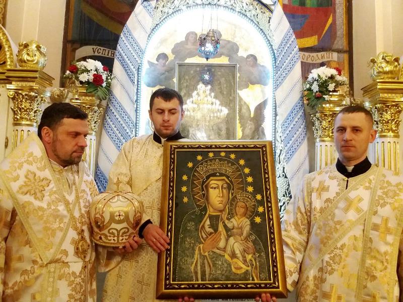 Третя субота лютого зібрала близько трьох сотень прочан на нічні чування на парафії Чернівецького Катедрального собору