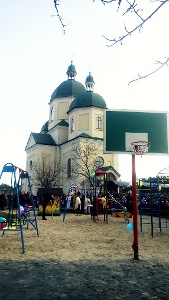 На Львівщині окрасою території церкви став дитячий майданчик.(ФОТО)