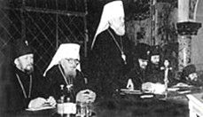 Відбувається суд у Харкові влітку 1992-го року над Предстоятелем УПЦ Митрополитом Філаретом