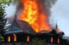На фото горить церква в Косові