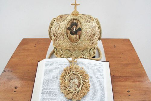 Мітра і панагія з соломи