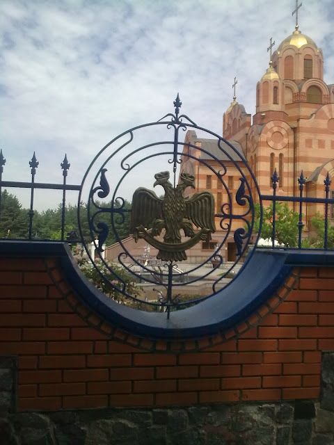 У Дніпропетровську храм Московського Патріархату прикрашають двоголові орли У Дніпропетровську храм Московського Патріархату прикрашають двоголові орли