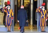 Тарчізіо Бертоне закликає не тиснути на кардиналів