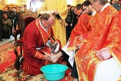 Владика УГКЦ Михаїл (Колтун) у страсний четвер омиє ноги військовослужбовцям