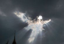фігура янгола в небі