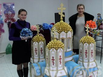 авторка зі своїм творінням