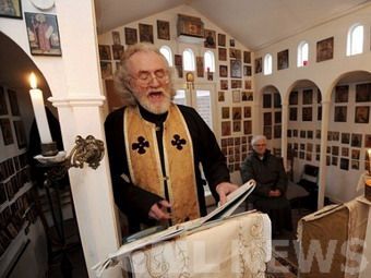 отець Стівен в своєму храмі