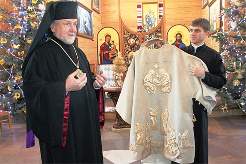 Різдвяне богослужіння архиєрей звершив у солом’яних ризах