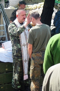 В зоні АТО гвардійців підтримує священик