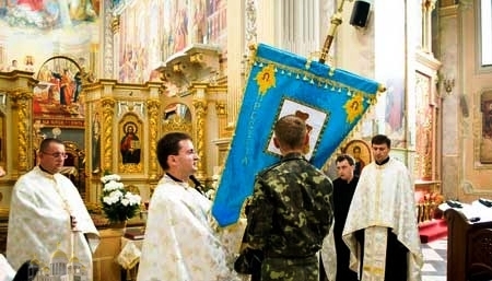 Для українських воїнів освятили бойову хоругву