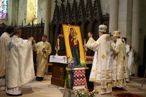 Героїв Майдану і війни з Росією молитовно вшанували українці у Франції