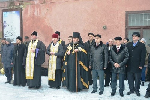 У Коломиї з молитвою і благословенням проводжали мобілізованих чоловіків(ФОТО) У Коломиї з молитвою і благословенням проводжали мобілізованих чоловіків(ФОТО)