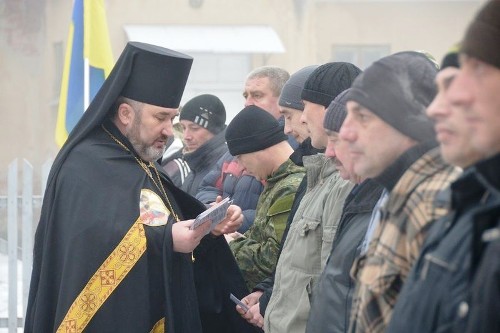 У Коломиї з молитвою і благословенням проводжали мобілізованих чоловіків(ФОТО) У Коломиї з молитвою і благословенням проводжали мобілізованих чоловіків(ФОТО)