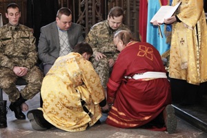 Єпископ-капелан Михаїл Колтун вмив ноги пораненим українським воїнам.(ФОТО)