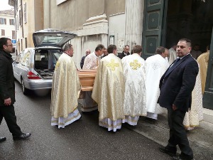 В храмі громади УГКЦ м. Брешії прощалися з новопреставленим протоієреєм Василем Поточняком