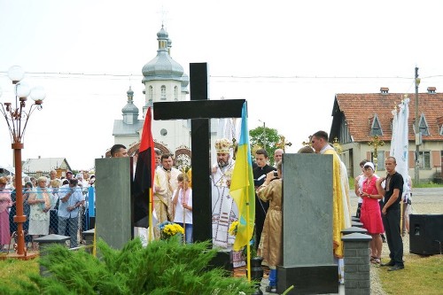 На Коломийщині освячено пам’ятний монумент в честь Героїв Небесної Сотні та загиблих в АТО.(ФОТО) На Коломийщині освячено пам’ятний монумент в честь Героїв Небесної Сотні та загиблих в АТО.(ФОТО)