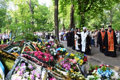 Івано-Франківськ: Патріарх Святослав відправив у Меморіальному сквері панахиду за загиблими Героями