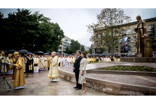 У церемонії відкриття пам’ятника Митрополиту Андрею Шептицькому у Львові взяв участь Президент(ФОТО)
