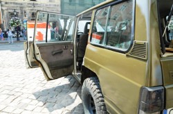 Капелани УГКЦ освятили позашляховик для бійців АТО, кошти на який було зібрано в Канаді.(ФОТО)