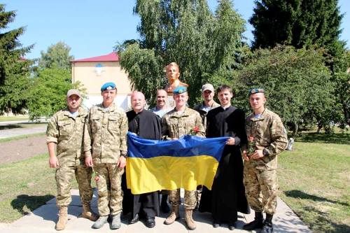 Пам’ятник десантникам, загиблим в зоні АТО, освятив Головний капелан ЛА УГКЦ Пам’ятник десантникам, загиблим в зоні АТО, освятив Головний капелан ЛА УГКЦ
