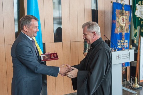 Орденом «За заслуги» ІІІ ступеня – почесною відзнакою Президента, нагородили ректора УКУ.(ФОТО) Орденом «За заслуги» ІІІ ступеня – почесною відзнакою Президента, нагородили ректора УКУ.(ФОТО)