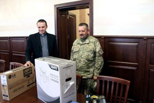 Франківська Архиєпархія УГКЦ подарувала військовим новий комп’ютер.(ФОТО)
