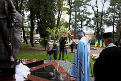 В Івано-Франківську освятили пам’ятник убитому на Майдані Роману Гурику.(ФОТО)