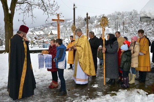Пам’ятну стелу в честь Героїв Небесної Сотні та відновлений хрест освятили у Дорі (Яремче).ФОТО