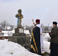 Пам’ятну стелу в честь Героїв Небесної Сотні та відновлений хрест освятили у Дорі (Яремче).ФОТО