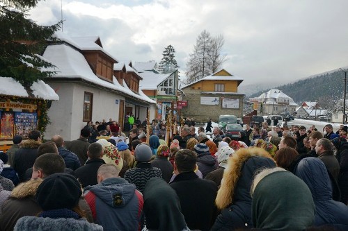 Пам’ятну стелу в честь Героїв Небесної Сотні та відновлений хрест освятили у Дорі (Яремче).ФОТО