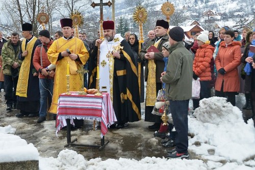 Пам’ятну стелу в честь Героїв Небесної Сотні та відновлений хрест освятили у Дорі (Яремче).ФОТО