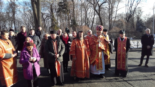 На Аскольдові могилі у Києві молитовно вшанували Героїв Крут.(ФОТО) На Аскольдові могилі у Києві молитовно вшанували Героїв Крут.(ФОТО)