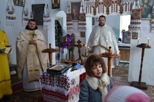На Різдвяні свята у Полтавську область завітали брати-семінаристи Дрогобицької Духовної Семінарії (Львівщина), які мали можливість ближче познайомитися з діяльністю УГКЦ на цих теренах. Брат Андрій та брат Михайло взяли участь у святкових богослужіннях та  коляді разом із священиком – о. Василем Улішаком, який тут душпастирює.Так, 6 січня святкування Різдва Христового розпочалось з Великого Повечір*я та Святої Літургії в с. Деменки Кобеляцького району. Для того, щоб відвідати вірних у с. Засулля Лубенського району і відслужити для них Святу Літургію священику і семінаристам потрібно було виїхати серед ночі, щоб до ранку подолати 200 кілометрів. Після богослужінь, привітань та коляди у Засуллі – знову дорога, щоб увечері спільно помолитися з парафіянами храму Благовіщення с. Шевченки Кобеляцького району. Не зважаючи на труднощі та складні погодні умови настрій у всіх був піднесений і радісний, адже Різдво Христове – це свято, яке наповнює душі миром, світлом, теплом.