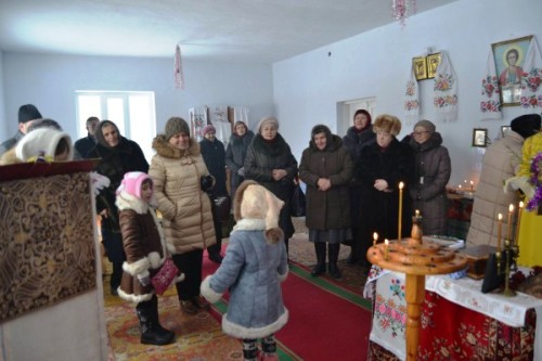 На Різдвяні свята у Полтавську область завітали брати-семінаристи Дрогобицької Духовної Семінарії (Львівщина), які мали можливість ближче познайомитися з діяльністю УГКЦ на цих теренах. Брат Андрій та брат Михайло взяли участь у святкових богослужіннях та  коляді разом із священиком – о. Василем Улішаком, який тут душпастирює.Так, 6 січня святкування Різдва Христового розпочалось з Великого Повечір*я та Святої Літургії в с. Деменки Кобеляцького району. Для того, щоб відвідати вірних у с. Засулля Лубенського району і відслужити для них Святу Літургію священику і семінаристам потрібно було виїхати серед ночі, щоб до ранку подолати 200 кілометрів. Після богослужінь, привітань та коляди у Засуллі – знову дорога, щоб увечері спільно помолитися з парафіянами храму Благовіщення с. Шевченки Кобеляцького району. Не зважаючи на труднощі та складні погодні умови настрій у всіх був піднесений і радісний, адже Різдво Христове – це свято, яке наповнює душі миром, світлом, теплом.