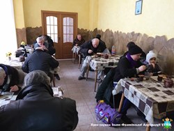 Більше сотні потребуючих людей отримують обід завдяки Івано-Франківському Карітасу