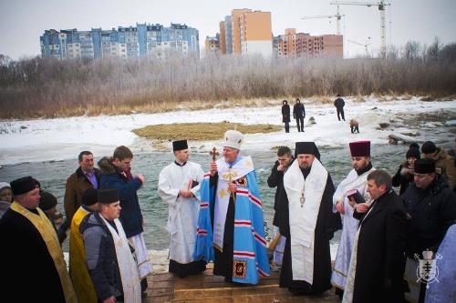 В Івано-Франківську на Бистриці Надвірнянській освятили воду