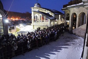 Тисячі вірних прибувають у Зарваницю, щоб поклонитися іконі Нерукотворного Спаса.(ФОТО)