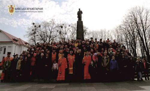 Відбулась проща духовенства та вірян УГКЦ до могили Тараса Шевченка у КаневіВідбулась проща духовенства та вірян УГКЦ до могили Тараса Шевченка у Каневі