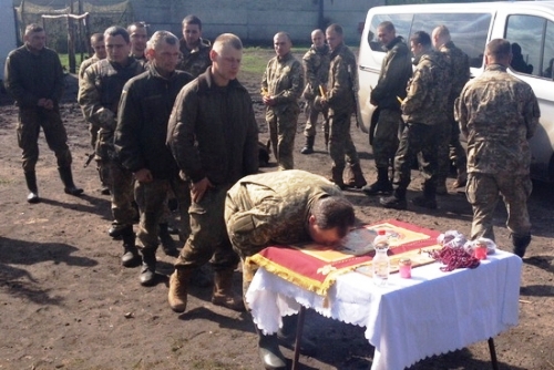  «Паски, спечені з любов’ю» - Греко-католицькі священники виставили Плащаницю у зоні АТО.(ФОТО)