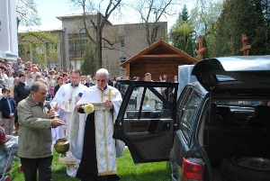 У м. Сокаль священики УГКЦ освятили автомобіль для воїнів АТО.(ФОТО)
