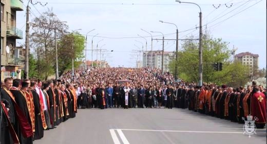 Тисячі містян та гостей молились традиційну Хресну Дорогу вулицями Івано-Франківська