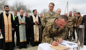 Львів: священики здійснили свячення наріжного каменю будинку для бійців АТО.(ФОТО)
