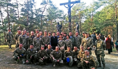 У відпустовому місці с. Страдч Хресну дорогу молились військовослужбовці з Дніпропетровська