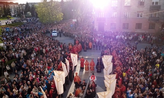 Велелюдна екуменічна процесія з хрестом Господнім пройшла вулицями Тернополя.(ВІДЕО)