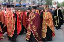 Велелюдна екуменічна процесія з хрестом Господнім пройшла вулицями Тернополя.(ВІДЕО)