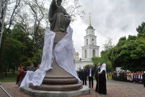 У Полтаві Патріарх Філарет та Президент Петро Порошенко відкрили пам'ятник Івану Мазепі У Полтаві Патріарх Філарет та Президент Петро Порошенко відкрили пам'ятник Івану Мазепі