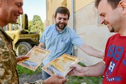 Інженерів УКУ нагородили грамотами за виготовлення мобільного прально-банного комплексу.(ФОТО)